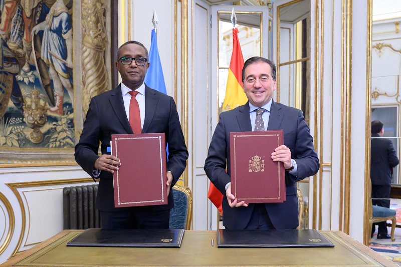 Abayobozi ku mpande zombi ubwo basinyaga ayo masezerano