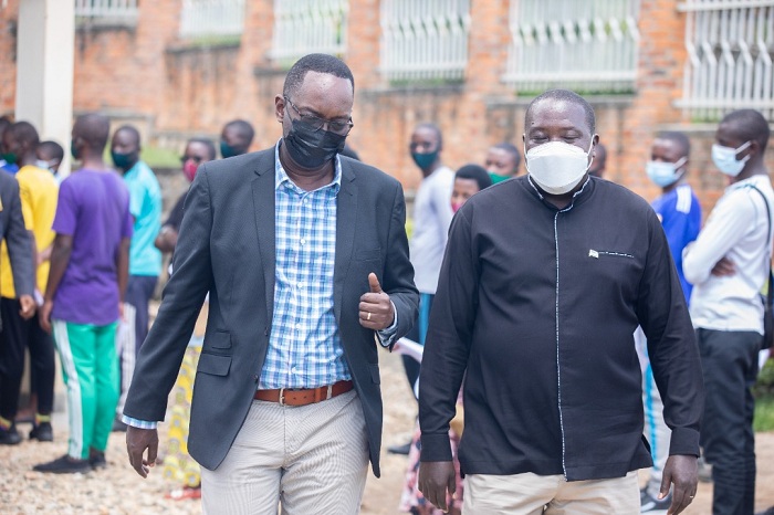 Ba Minisitiri Ngamije na Gatabazi basabye abaturage kwitabira kwikingiza Covid-19