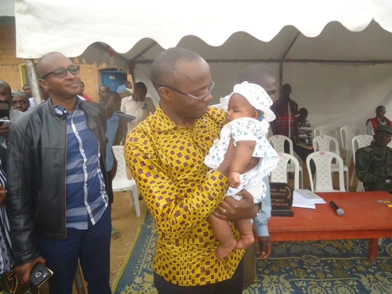 Umuyobozi w'Akarere yakiranye ibyishimo uyu mwana anasaba ababyeyi kurushaho kwita ku bana babo batabaha abo babonye bose