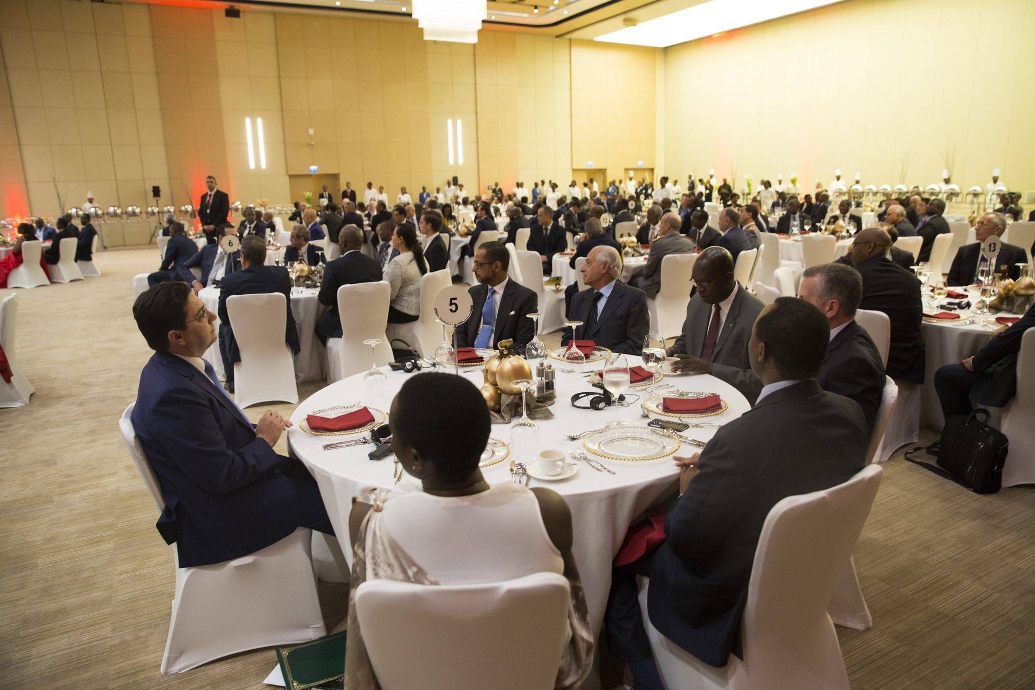 Abayobozi bakuru b'ibihugu byombi basangira ku meza