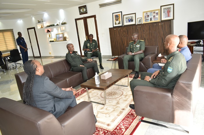 Abayobozi b'Ingabo baganiriye ku bufatanye hagati y'ibihugu byombi