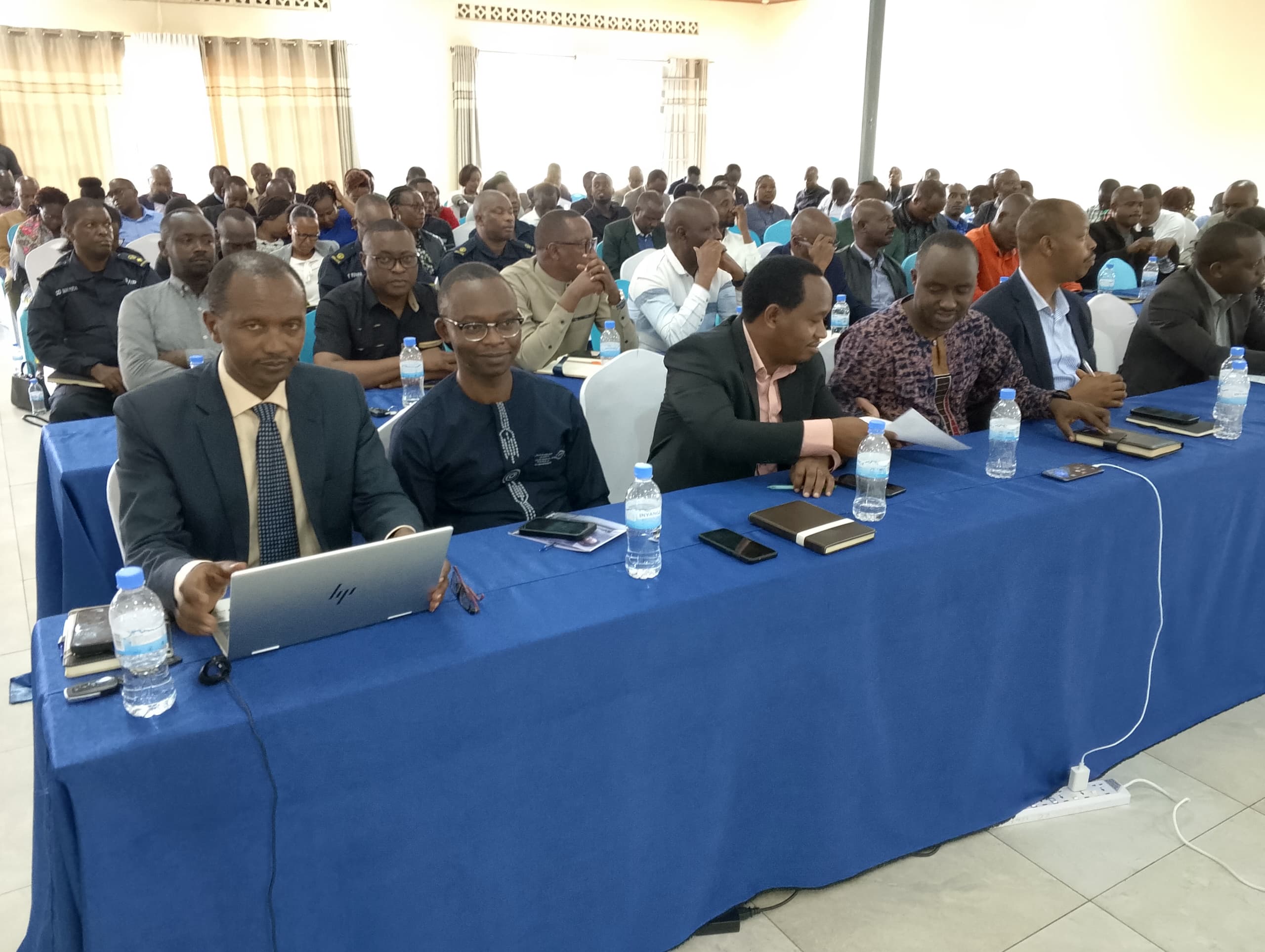 Abayobozi b'Uturere tw'Intara y'Amajyepfo bahagaze neza mu gihe mu Ntara y'Iburengerazuba humvikana kwegura no kwirukanwa