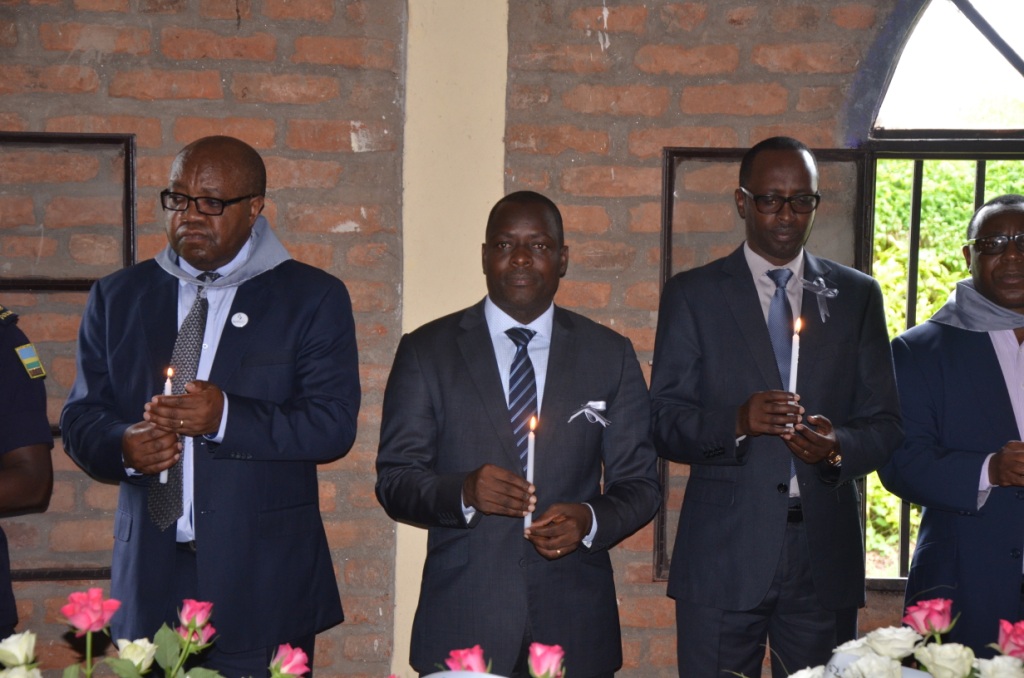 Abayobozi barimo Guverineri w'Intara y'Uburengerazuba bacana urumuri rw'icyizere