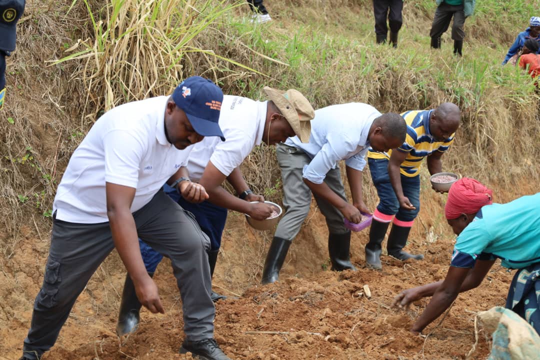 Abayobozi bafashije abahinzi gutera imbuto y