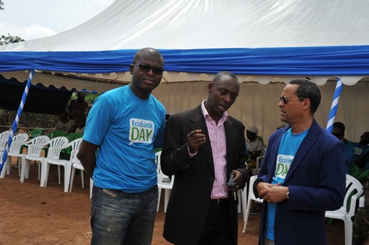 Abayobozi bakuru muri ecobank baganira n'umuyobozi w'ibitaro bya Akamabuye.