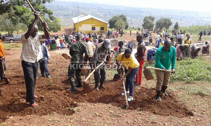 Abayobozi banyuranye mu muganda wo gutunganya ahubatswe ivuriro ry'abaturage.