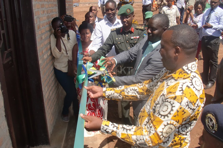 Abayobozi banyuranye mu muhango wo kumurikira inzu abatishoboye zubakiwe.