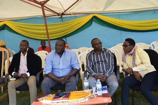 Abayobozi banyuranye mu murenge wa Gacaca baje kwakira Guverineri 