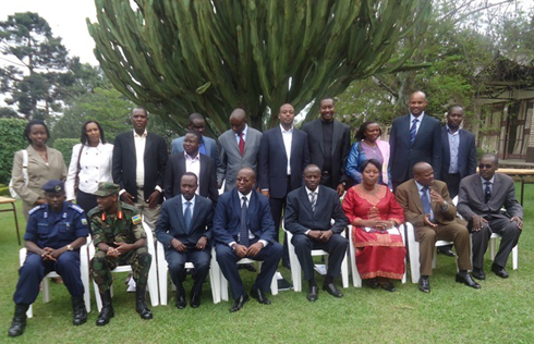 Bamwe mu bayobozi bitabiriye umuhango wo gutangiza ishuri ryigisha imiyoborere myiza.