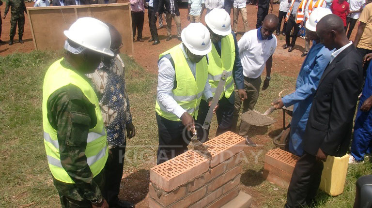 Abayobozi bashyira ibuye ry'ifatizo ahazubakwa uwo mudugudu