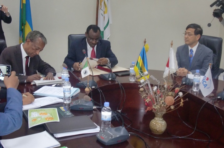 Abayobozi bashyira umukono ku masezerano y'inguzanyo yahawe u Rwanda.