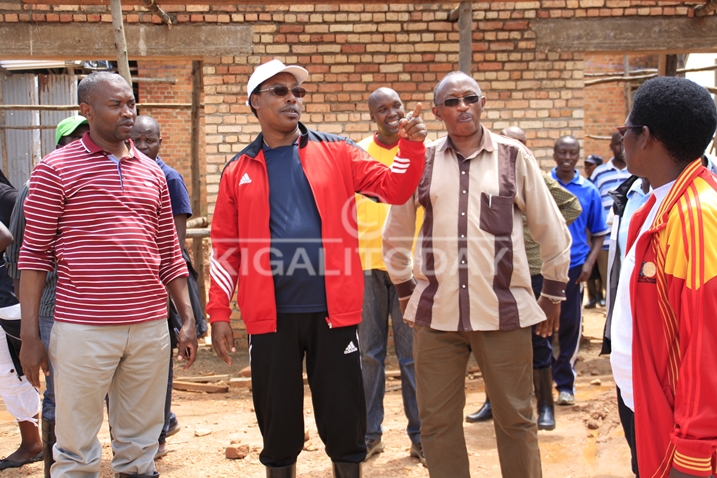 Abayobozi basura urwibutso na kiliziya birimo kubakwa.