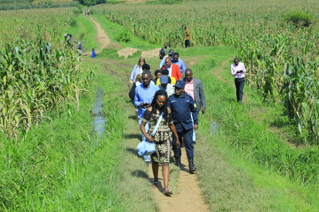 Abayobozi batandukanye bahagurukiye kwita ku gishanga cya Kamiranzovu