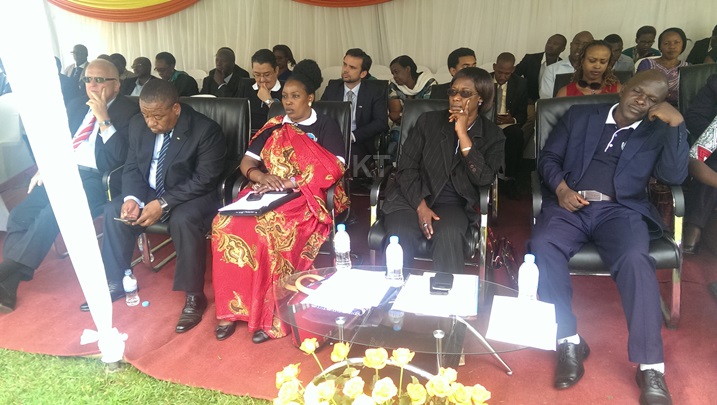 Abayobozi batandukanye bari bitabiriye kwizihiza umunsi wo kubahiriza uburenganzira bwa muntu.