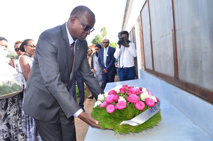 Abayobozi batandukanye bashyize indabo ku rwibutso