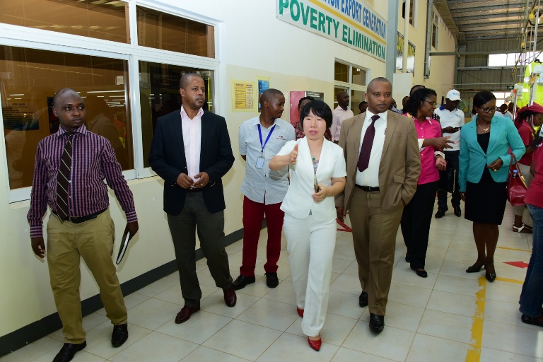 Abayobozi batandukanye basuye uruganda rukora imyenda rwa C&H Garment