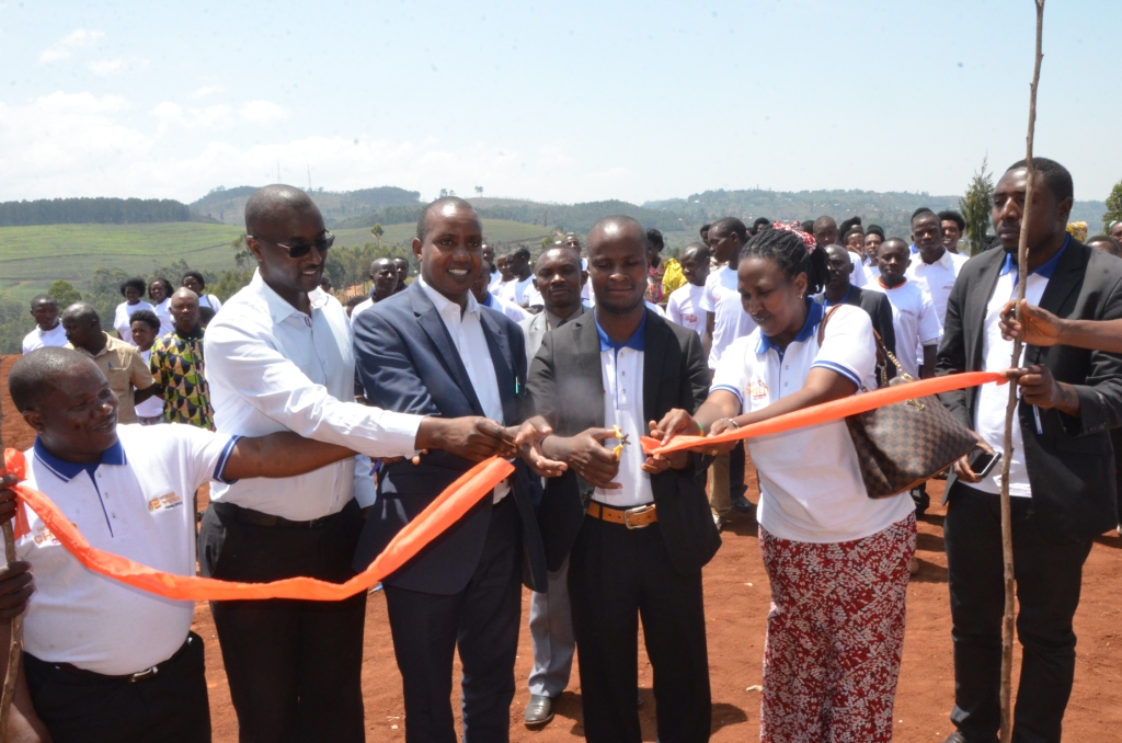 Abayobozi batandukanye bataha ku mugaragaro ibyumba by'amashuri