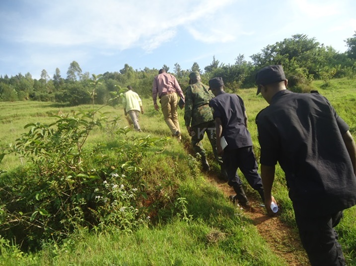 Abayobozi batandukanye baterera umusozi bajya gukemura amakimbirane agaragara mu Mudugudu wa Nyamugari. Ifoto: Eric Muvara/Kigali Today.