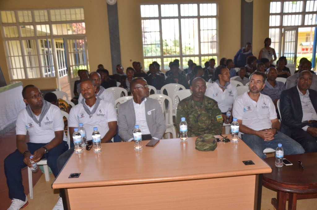 Abayobozi batandukanye bifatanyije n'abakozi b'uruganda kwibuka