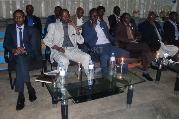 Umuyobozi Mukuru wa UNILAK, Dr. Ngamije Jean n'abandi bayobozi bifatanyije n'abanyeshuri kwibuka ku nshuro ya 22 Jenoside yakorewe Abatutsi mu 1994.