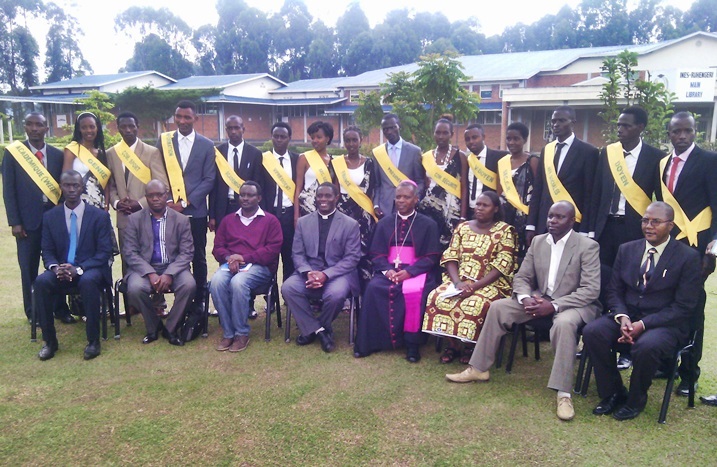 Abayobozi batandukanye na komite nshya y'abanyeshuri bafata ifoto y'urwibutso.