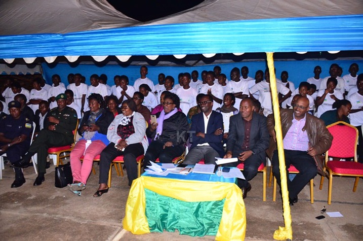 Abayobozi batandukanye bo mu Karere ka Kamonyi bifatanyije n'Intore z'Inkomezabigwi mu gusoza Itorero.