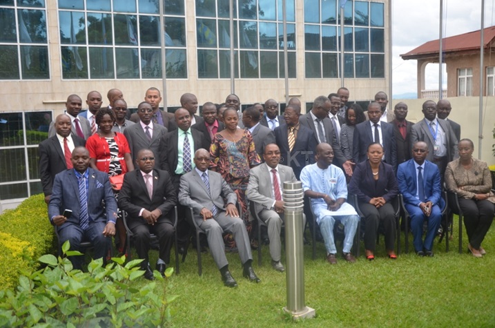 Abayobozi bitabiriye kumva ibitekerezo by'umushinga wo gutunganya ikibaya cya Rusizi.