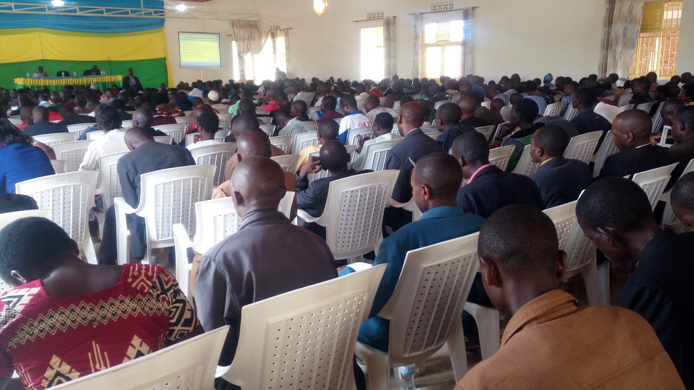 Abayobozi bo mu Karere ka Nyaruguru basabwe guharanira ko abo bayobora bava mu bukene