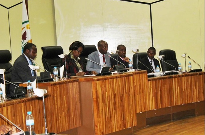 Umunyamabanga wa Leta muri MINECONIF (ubanza ibumoso) n'abayobozi muri RRA bari imbere y'inteko basobanura uruhare rw'abayobozi mu gukangurira abaturage gutanga imisoro