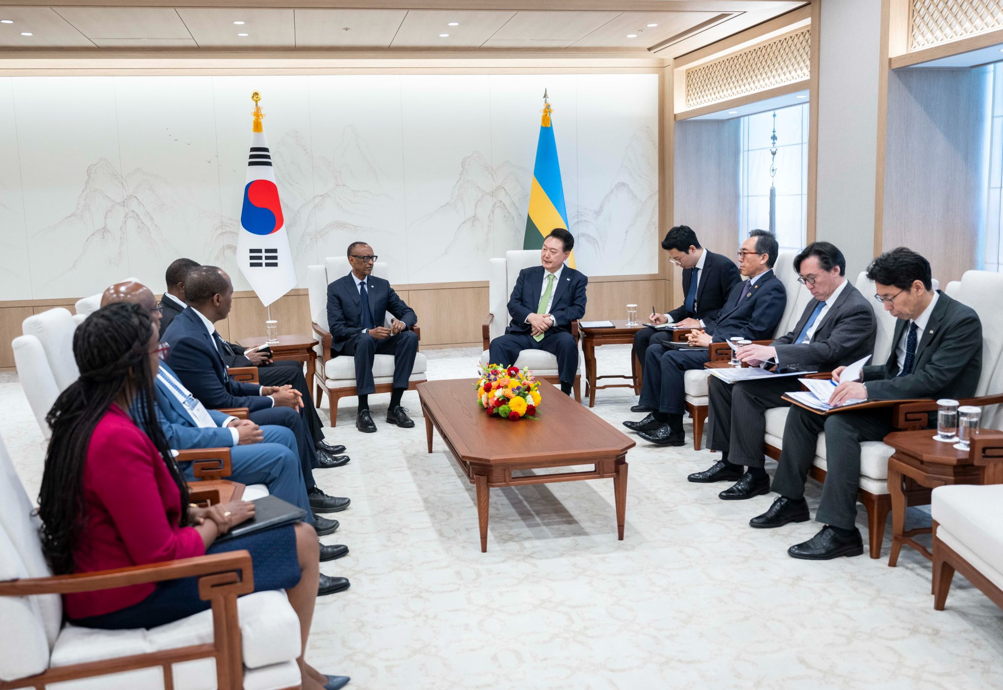 Abayobozi bombi bagiranye ibiganiro ku guteza imbere ibihugu byombi