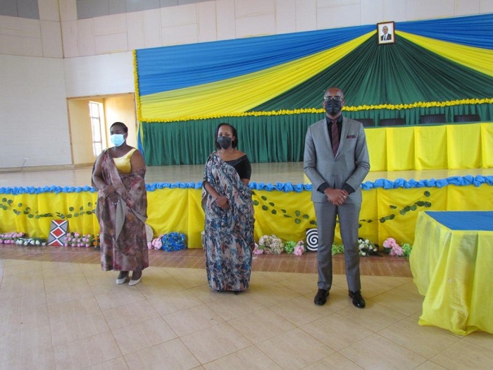 Komite nyobozi yari isanzwe iyobora akarere ka Bugesera yongeye kugirirwa icyizere. Uhereye iburyo, Richard Mutabazi Mayor, Umwali Angelique, na Imanishimwe Yvette