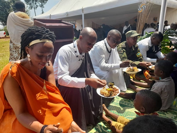 Abayobozi bitabiriye ibi birori mu Karere ka Gicumbi, banaboneyeho kugaburira abana bato mu rwego rwo kwibutsa abaturage ko bafite inshingano zo kurera neza abana babo