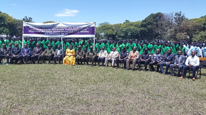 Abayobozi hamwe n'urwo rubyiruko bafashe ifoto y'urwibutso