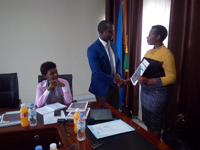 Abayobozi ku mpande zombi bahererekanya ibyo bitabo