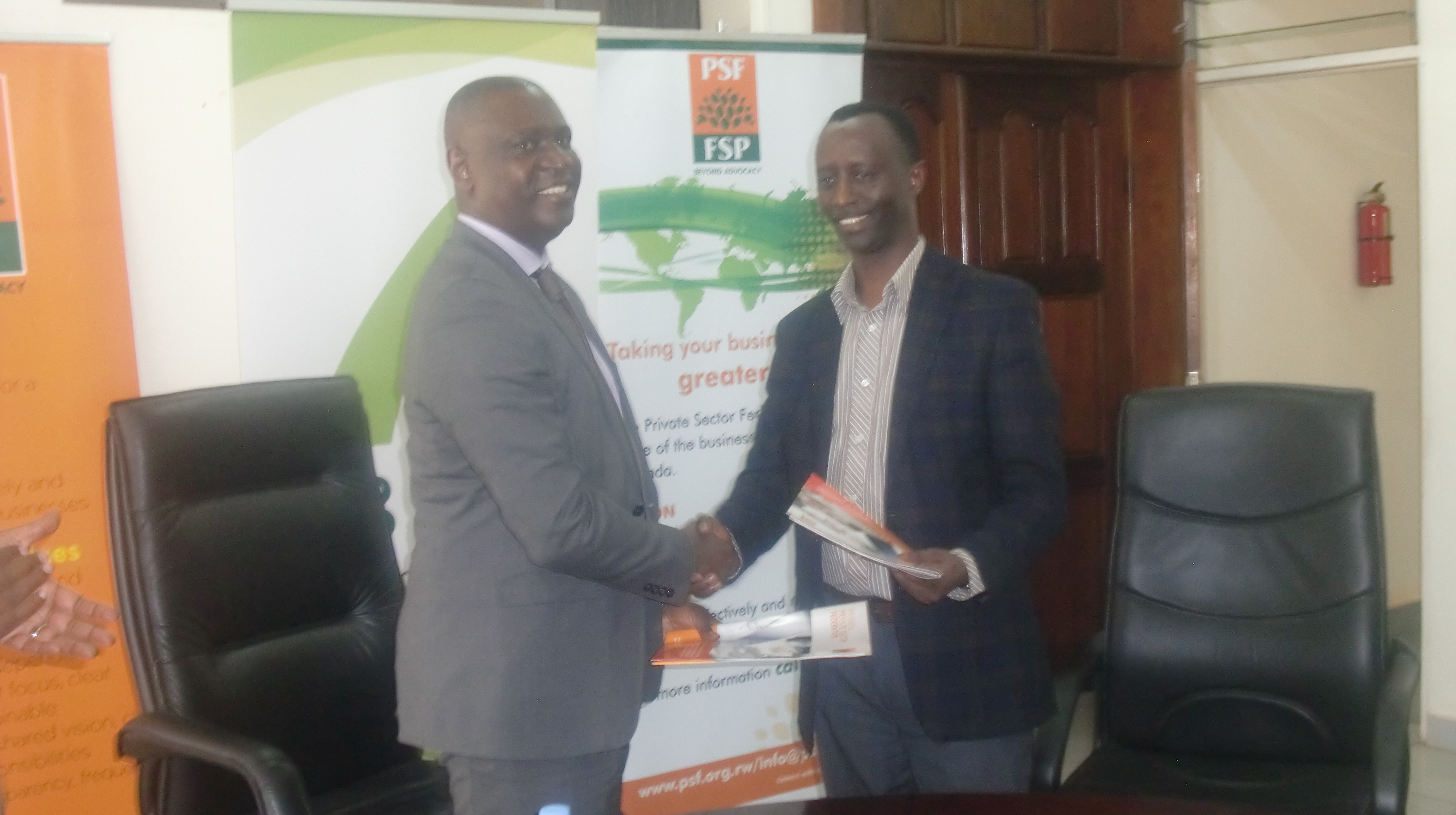 Abayobozi ku mpande zombi nyuma yo gusinya aya masezerano