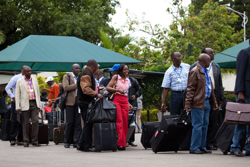 Abayobozi basize amamodoka yabo i Kigali bagendera hamwe mu mabisi. (Photo: The New Times)