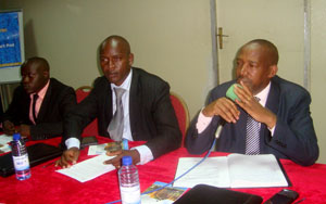 Abayobozi mu nama y'igihugu y'abafite ubumuga mu kiganiro n'abanyamakuru tariki 22/12/2013.