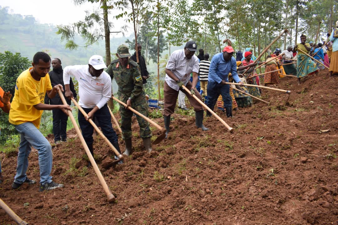 Abayobozi mu nzego zitandukanye bakoranye umuganda n'abaturage
