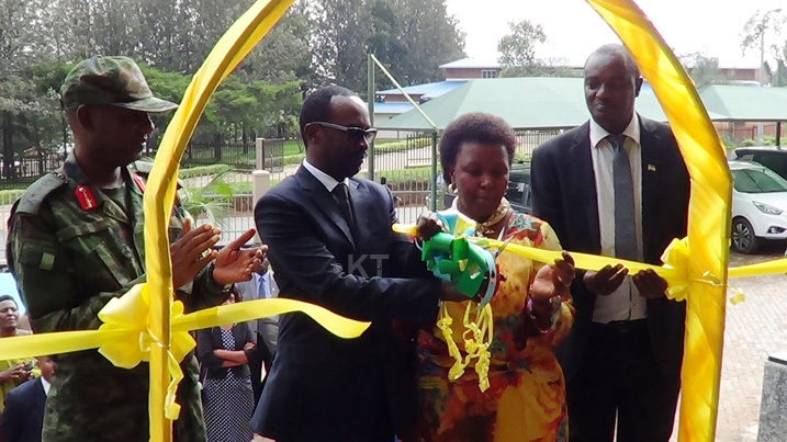 Abayobozi mu nzego zitandukanye bitabiriye igikorwa cyo gutaha inyubako y