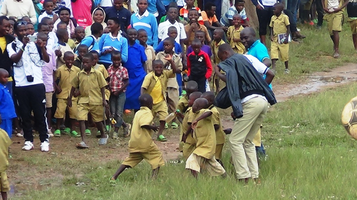 Abayobozi n'abaturage barasabana kubera amarushanwa