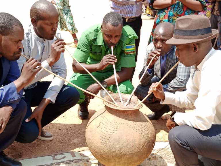 Abayobozi na bo bansangiye amarwa n