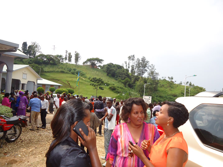 Abenshi bahise bafata terefone batangira guhamagara babwira abo basize imuhira ko Kayumba afunguwe.