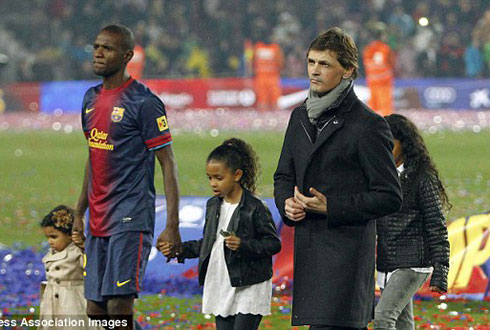 Abidal ari kumwe n'abana be.