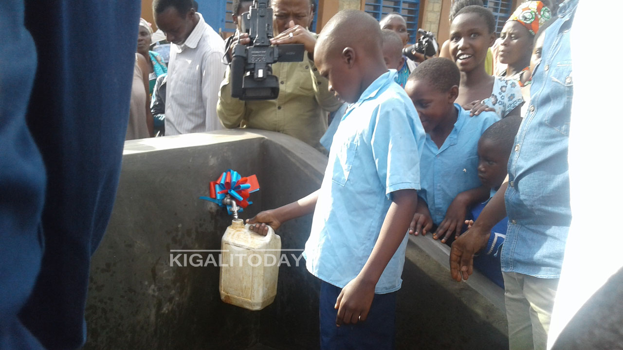 Aba banyeshuri bo ku ishuri rya Rugarama ngo ntibazongera kunywa amazi mabi abatera indwara