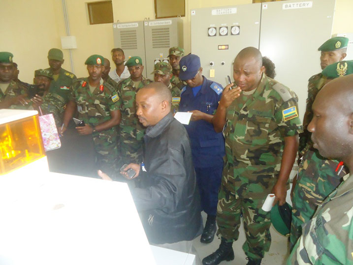 Abiga mu ishuri rya Gisirikari rya Nyakinama basobanurirwa uko umuriro usaranganywa.