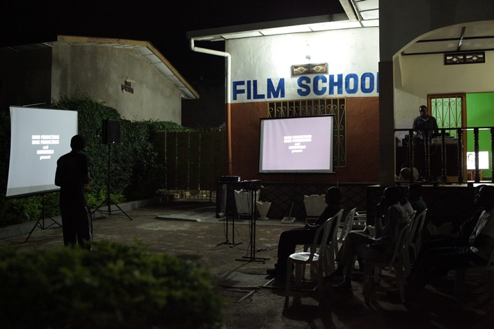 Abiga muri iri shuri bagira igihe cyo kureba filime zitandukanye bakaziganiraho mu rwego rwo kunoza ubunyamwuga.