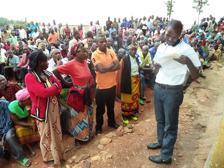 Abigabije imirima Devota yatsindiye beretse umuyobozi w'akarere ibyangombwa bavuga ko iyo mirima yaguriwe ho.