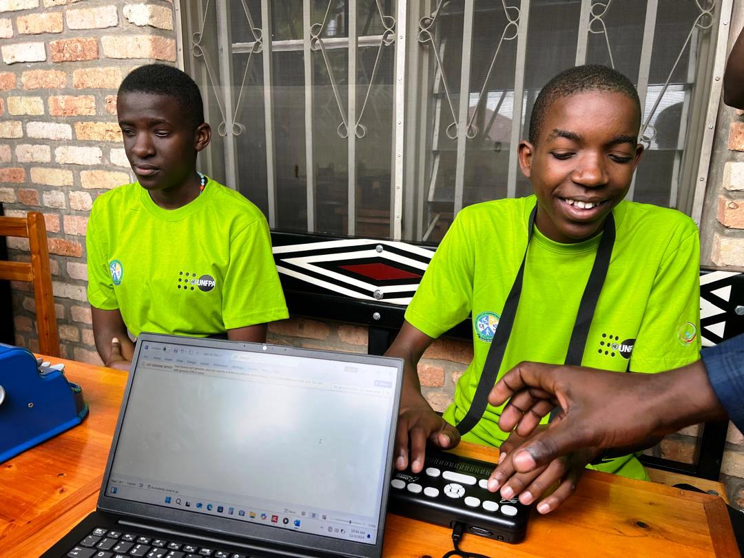 Abiga mu kigo cy'abafite ubumuga bwo kutabona i Kibeho babasha gusoma inyandiko ziri muri word bifashishije udukoresho twitwa Orbit