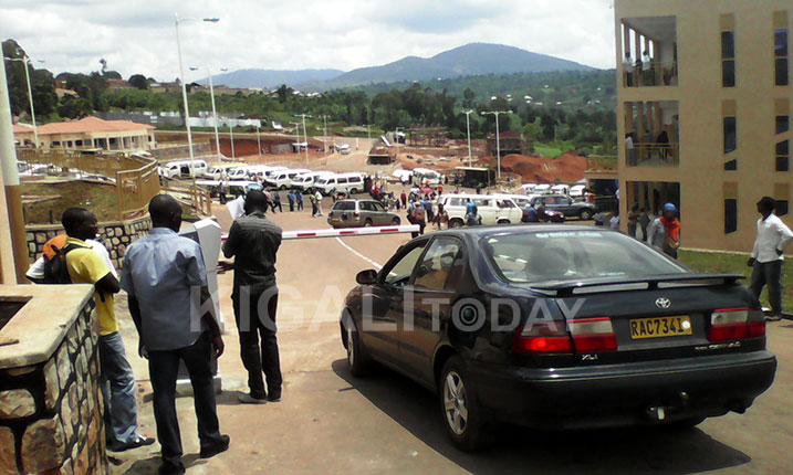 Abinjira bahabwa agatiki baza kwishyuriraho basohotse.