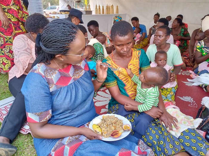 Umuyobozi wungirije w'Umujyi wa Kigali ushinzwe Ubukungu n'Imibereho myiza, Martine Urujeni na we agaburira umwana
